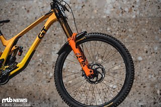An der Front werkelt eine orangene Fox 40
