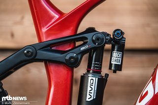 Die 160 mm Federweg am Heck werden von einem RockShox Vivid Air verwaltet.