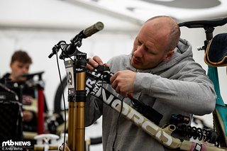 Am Arbeitsgerät von Greg Minnaar wurde vorm Training noch schnell ein Data Acquisition-System installiert