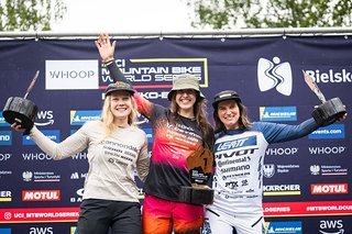Die Damen-Elite auf dem Podest von links nach rechts – Ella Conolly, Elly Hoskin und Morgane Charre. Die Damen-Elite auf dem Podest von links nach rechts – Ella Conolly, Elly Hoskin und Morgane Charre.