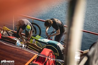 Schonmal auf hoher See ein Bike aufgebaut? Uns blieb keine Wahl, schließlich wollten wir direkt nach Ankunft los auf Tour.