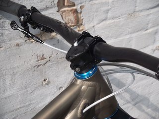 Sixpack Leader 750 Carbon-Lenker in Kombination mit dem Twinworks CNC Vorbau in 35 mm Länge Sixpack Leader 750 Carbon-Lenker in Kombination mit dem Twinworks CNC Vorbau in 35 mm Länge