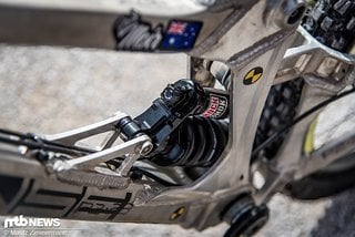 Am Heck setzt Jack Moir auf einen RockShox Super Deluxe Coil-Dämpfer