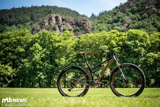 Das Intense Sniper XC hat das Gewicht und den Federweg eines Cross Country-Bikes, wurde allerdings mit der Geometrie und dem Cockpit eines Trail-Bikes ausgestattet