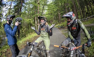 Es ist geschafft! Nach langem Bangen, ob wir überhaupt noch racen können diesen Sommer, ist das erste Rennen bereits Geschichte! Wir sind glücklich, endlich wieder mit Vollgas über die Trails brettern zu können. Es ist geschafft! Nach langem Bangen, ob wir überhaupt noch racen können diesen Sommer, ist das erste Rennen bereits Geschichte! Wir sind glücklich, endlich wieder mit Vollgas über die Trails brettern zu können.