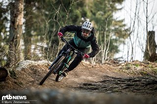 Nach mehreren Wochen Zwift ging's endlich wieder auf richtige Trails. Und klar: Das ist natürlich viel, viel spaßiger als das Fahren auf der Rolle im virtuellen Raum Nach mehreren Wochen Zwift ging's endlich wieder auf richtige Trails. Und klar: Das ist natürlich viel, viel spaßiger als das Fahren auf der Rolle im virtuellen Raum