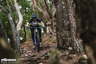 Jana war in den vergangenen Jahren bei zahlreichen Rennen am Start und ist vor allem im Downhill- und Enduro-Bereich aktiv Jana war in den vergangenen Jahren bei zahlreichen Rennen am Start und ist vor allem im Downhill- und Enduro-Bereich aktiv