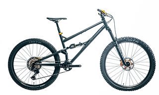 Alle Cotic Fullsuspension-Bikes gibt's ab sofort auch im Mullet-Setup. Alle Cotic Fullsuspension-Bikes gibt's ab sofort auch im Mullet-Setup.