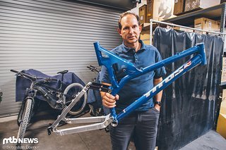 Chris mit einem der „Hi-Tech“-mäßigeren Rahmen von Titus. Er würde zu wenig Memorabilien aufheben, sagt Chris, aber diesen, den ihm ein Titus-Kunde geschenkt hat, hat er noch.. Chris mit einem der „Hi-Tech“-mäßigeren Rahmen von Titus. Er würde zu wenig Memorabilien aufheben, sagt Chris, aber diesen, den ihm ein Titus-Kunde geschenkt hat, hat er noch..