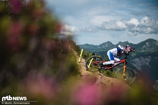 Bis zum Finale der Elite-Kategorien war das Wetter in Les Gets perfekt. Der einsetzende Regen hat die Strecke dann aber absolut unberechenbar gemacht