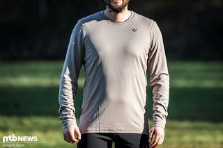 Das Velocio Delta Trail Longsleeve ist in 8 Größen und 4 Farben verfügbar.