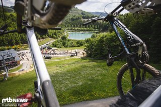 Und hinauf geht's! Für uns leider ohne Fahrrad, denn unsere Mission besteht heute eher im Fotos schießen.