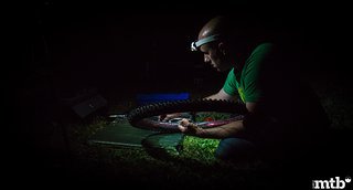 Teamwork. Bis spät in die Nacht wird im Camp geschraubt und getüftelt. Für knifflige Fälle hilft ein kühles Bier vom Nachbarn.