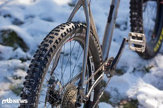 Am Heck kam das Hinterrad-Pendant, der Maxxis Minion DHR II+, in derselben 3,0" Breite zum Einsatz. Am Heck kam das Hinterrad-Pendant, der Maxxis Minion DHR II+, in derselben 3,0" Breite zum Einsatz.