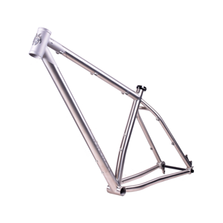 Das Nordest Cycles Britango Ti rollt auf 27,5"+ oder 29"-Laufrädern und verfügt wahlweise über 120 mm oder 140 mm Federweg an der Front Das Nordest Cycles Britango Ti rollt auf 27,5"+ oder 29"-Laufrädern und verfügt wahlweise über 120 mm oder 140 mm Federweg an der Front