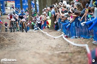 Hinter ihr entbrennt ein heftiger Kampf um Silber und Bronze: Catherine Pendrel, Maja Wloszczowska und auch Sabine Spitz mischt mit