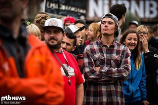 Nico Scholze konnte wegen seinem lädierten Knie nicht an den Start gehen und stand im Big Air District, wo er die anderen Fahrer anfeurte