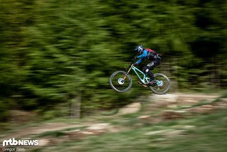Wird es richtig schnell, was auf modernen Downhill-Strecken des Öfteren der Fall ist, dann haben wir beim Propain Rage CF 29 ein bisschen Laufruhe vermisst Wird es richtig schnell, was auf modernen Downhill-Strecken des Öfteren der Fall ist, dann haben wir beim Propain Rage CF 29 ein bisschen Laufruhe vermisst