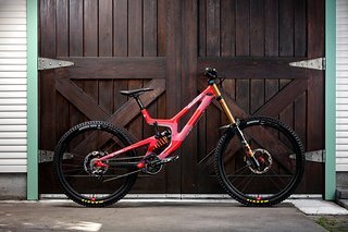 Auf Zureden von Loris und seinem Mechaniker PA hat Luca Shaw das Mullet-Bike probiert