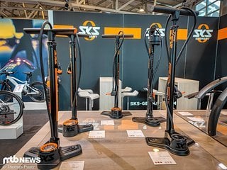 Die fünf neuen Standpumpen von SKS gehören zur Air-X-Plorer-Serie und sind für Preise zwischen 29,99 € und 59,99 € erhältlich.