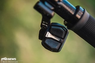 Der neue SRAM AXS Pod-Controller hat eine etwas gewöhnungsbedürftige Optik, kann aber hinsichtlich Haptik voll und ganz überzeugen.