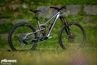 Das Propain Spindrift wurde einer Frischekur unterzogen und ist als Carbon oder Alu-Modell mit 29" oder Mullet-Laufradkonfiguration erhältlich. Das Propain Spindrift wurde einer Frischekur unterzogen und ist als Carbon oder Alu-Modell mit 29" oder Mullet-Laufradkonfiguration erhältlich.