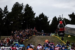 Aufgrund der drohenden Gewitterlage wurden die Rennen der Damen Elite und der U23-Damen zusammengelegt, sodass Holmgren, Onesti und Co. gemeinsam mit den schnellsten Elitefahrerinnen ins Rennen gingen.
