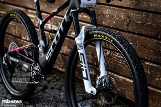 Mit 120 Millimeter Federweg besitzt die RockShox SID Federgabel die nötigen Reserven, um Schurter sicher über Stock und Stein zu hieven.