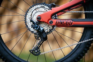 Mit der Shimano SLX gibts eine mechanische Schaltung am Heck. Mit der Shimano SLX gibts eine mechanische Schaltung am Heck.