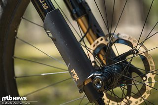 Ein Carbon-Fender schützt die Kashima-Standrohre vor Beschädigungen.