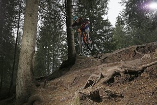 Das verspielte Bike lädt zu Sprungeinlagen ein und nasse Wurzeln verlieren ihren Schrecken