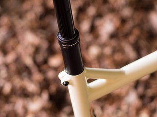 Die Sattelstütze kommt aus dem Hause BikeYoke ... Die Sattelstütze kommt aus dem Hause BikeYoke ...