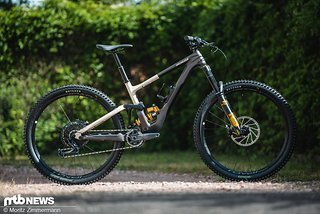 Das Specialized Enduro LTD ist dank seines potenten Hinterbaus und er gelungenen Geometrie absolut Race-ready Das Specialized Enduro LTD ist dank seines potenten Hinterbaus und er gelungenen Geometrie absolut Race-ready