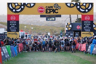 Früh geht's immer los beim Cape Epic: Um 7 Uhr Ortszeit fiel heute Morgen der Startschuss für das 96 Kilometer lange Teilstück. Früh geht's immer los beim Cape Epic: Um 7 Uhr Ortszeit fiel heute Morgen der Startschuss für das 96 Kilometer lange Teilstück.