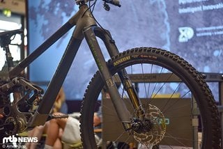 Das Highlight am Messestand von Stablead ist definitiv die USD-Federgabel, die auf großzügige Carbonelemente setzt. Das Highlight am Messestand von Stablead ist definitiv die USD-Federgabel, die auf großzügige Carbonelemente setzt.