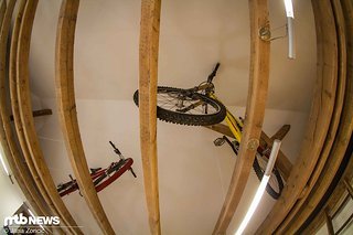 Bikes im Wohnzimmer waren gestern – bei Dennis hängen sie unterm Dach Bikes im Wohnzimmer waren gestern – bei Dennis hängen sie unterm Dach