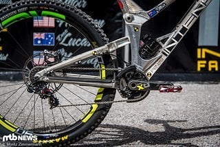 Statt die großen 29"-Laufräder in einen dafür modifizierten Rahmen zu zwängen, hat Intense das komplette Bike um die Laufräder herum konzipiert