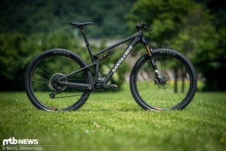 Das Santa Cruz Blur ist ein reinrassiges XC-Bike, das so wie es dasteht bereit für den harten Renneinsatz sein sollte. Doch auch Spaß-Fahrern kann das Rad mit seinem aktiven, poppigen Fahrwerk und der ausgewogenen Geometrie einiges bieten