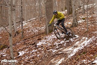 Mit komplett offener Dämpfung liegt das Rad satt auf dem Trail. Uns hat etwas mehr Dämpfung gut gefallen, um die persönlichen Vorlieben zu treffen Mit komplett offener Dämpfung liegt das Rad satt auf dem Trail. Uns hat etwas mehr Dämpfung gut gefallen, um die persönlichen Vorlieben zu treffen