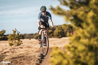 Der längere Radstand und der breite Lenker geben Selbstvertrauen.