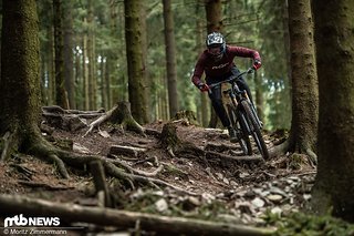 In ruppigen und gerölligen Sektionen mussten wir vor allem zu Beginn des Tests an Bord des Altitudes etwas um Kontrolle kämpfen.