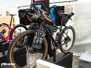 Dem waren wir schon bei den Gravel Games begegnet: Basic Monster Gravel – rollt auf 29 Zoll Rädern, hat Platz für Federgabeln.
