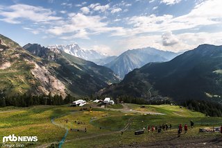 Man nehme eine Wiese, stecke ein paar sanfte Kurven ab und lasse die schnellsten Fahrer der Welt um die Wette fahren