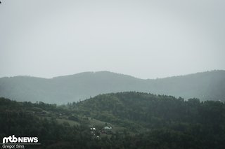 Der kommende Regenschauer hat sich schon am Ende des Tals abgezeichnet.