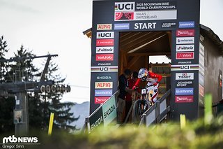 Jackson Goldstone hat's mal wieder getan: In der Quali für die Downhill-WM in Les Gets war er der schnellste Fahrer