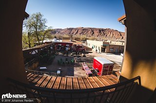 Heute wird´s anstrengend. Blick Richtung Moab Downtown. Wobei es strenggenommen kein Down- oder Uptown gibt, sondern nur eine schnurgerade, breite Hauptstraße quer durch die Stadt Heute wird´s anstrengend. Blick Richtung Moab Downtown. Wobei es strenggenommen kein Down- oder Uptown gibt, sondern nur eine schnurgerade, breite Hauptstraße quer durch die Stadt