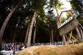 Nico Scholze dreht sich mit einem fetten Dreier vom großen SRAM-Drop