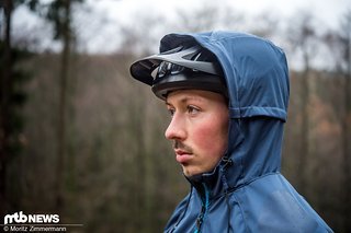Die Kapuze lässt sich mittels Gummizug in der Größe anpassen und passt gut über herkömmliche Helme. Die Kapuze lässt sich mittels Gummizug in der Größe anpassen und passt gut über herkömmliche Helme.