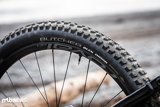 Für die Verbindung zum Trail sorgen Roval DH-Felgen und die griffigen Specialized Butcher-Reifen mit Blck Dmnd-Karkasse.