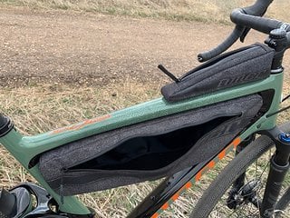 Wasserabweisender Stoff und ein abgedichteter Reißverschluss sollen den Inhalt der Taschen sicher vor Wind und Wetter schützen.